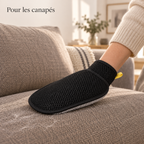 Utilisation du gant anti-poils sur un canapé en tissu
