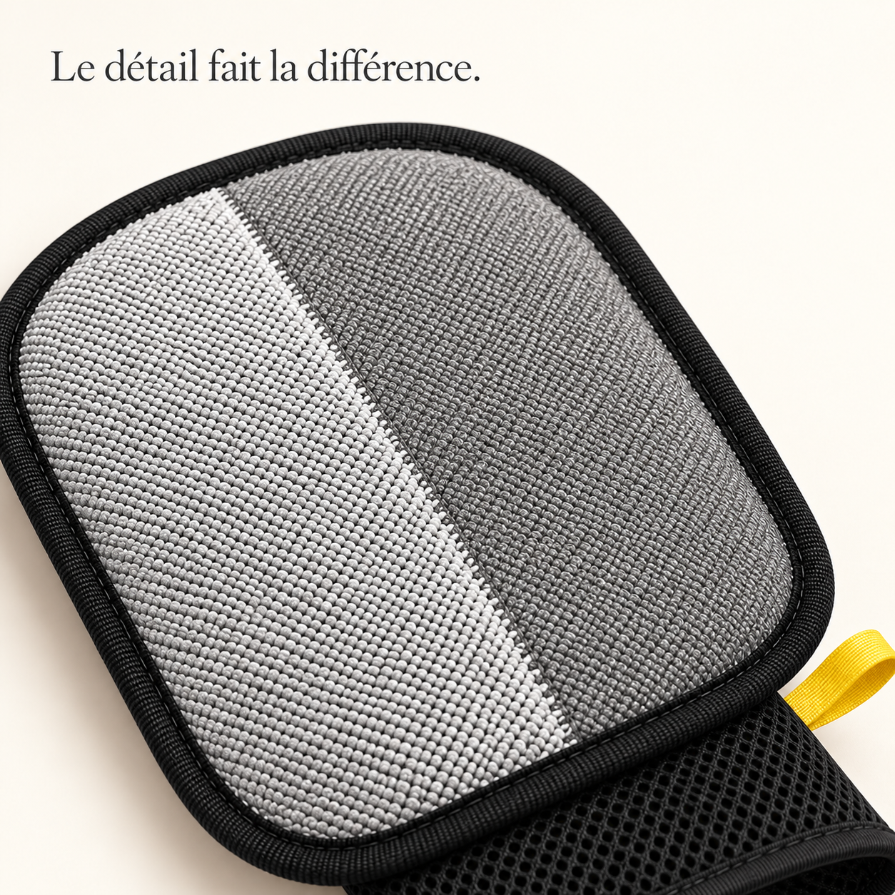 Gros plan sur la surface textile du gant anti-poils