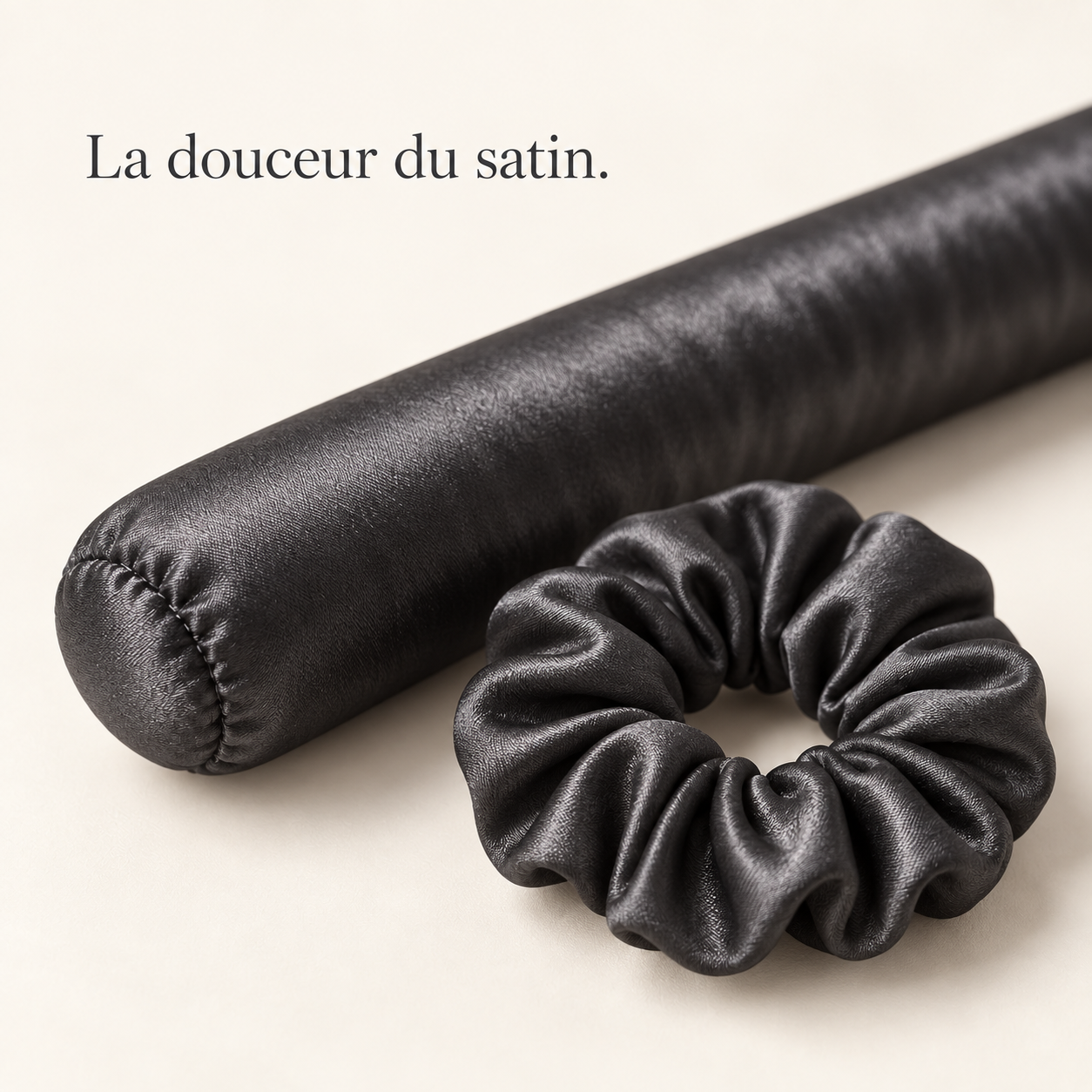 Détail du satin anthracite du boudin et d’un chouchou